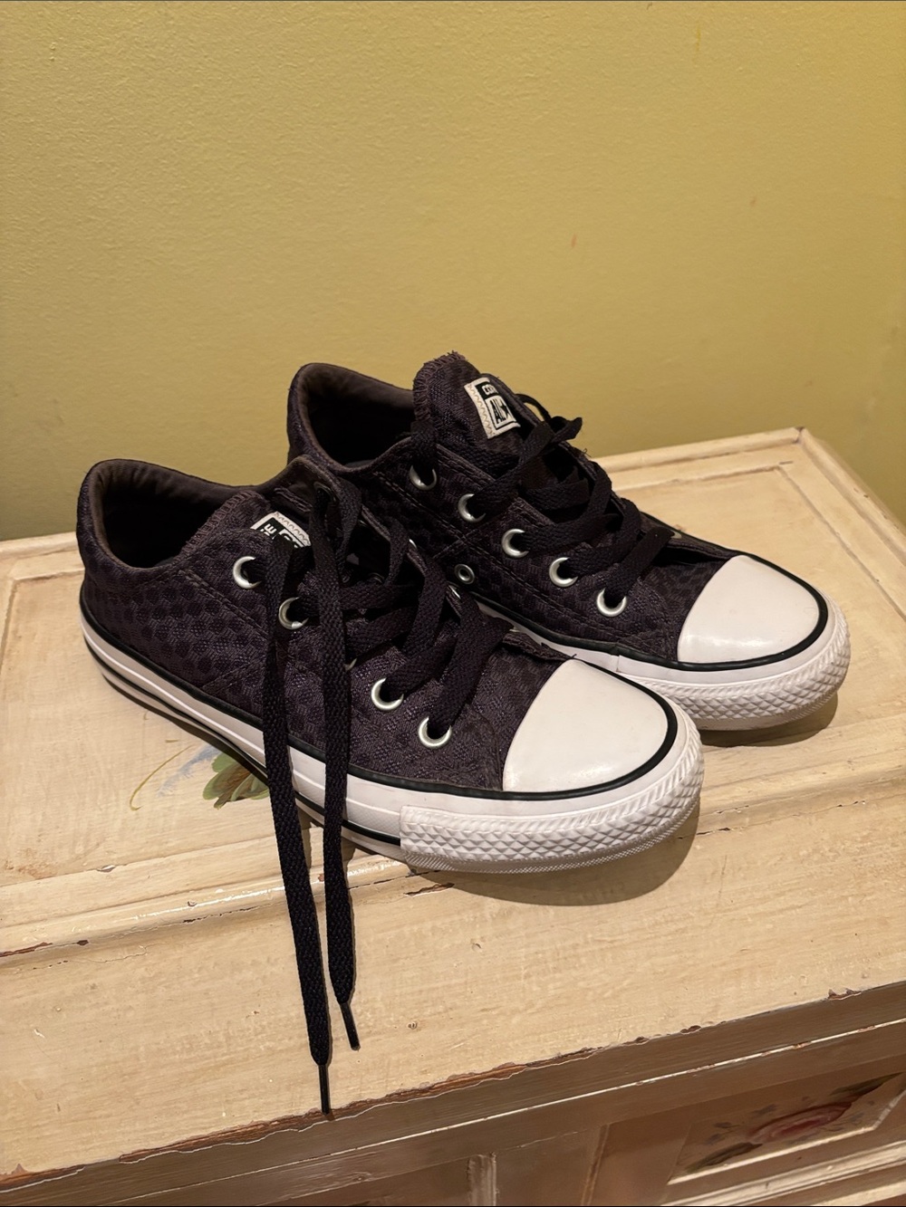 Black Circle Pattern Low-Top Converse